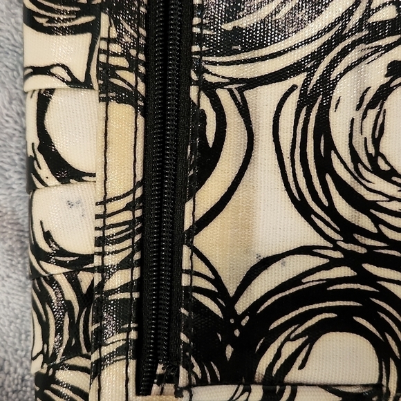 Women's Circle Design Wristlet Clutch - Picture 5 of 5